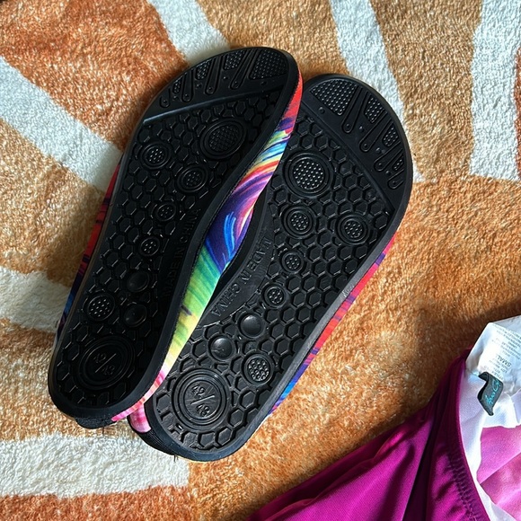 Aqua green small tie dyed tankini top and 9/10 swim shoes - Picture 9 of 12